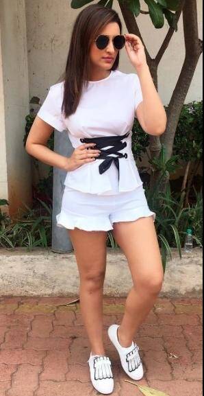 parineeti-chopra-in-shorts-threads-werindia3-standard.jpg