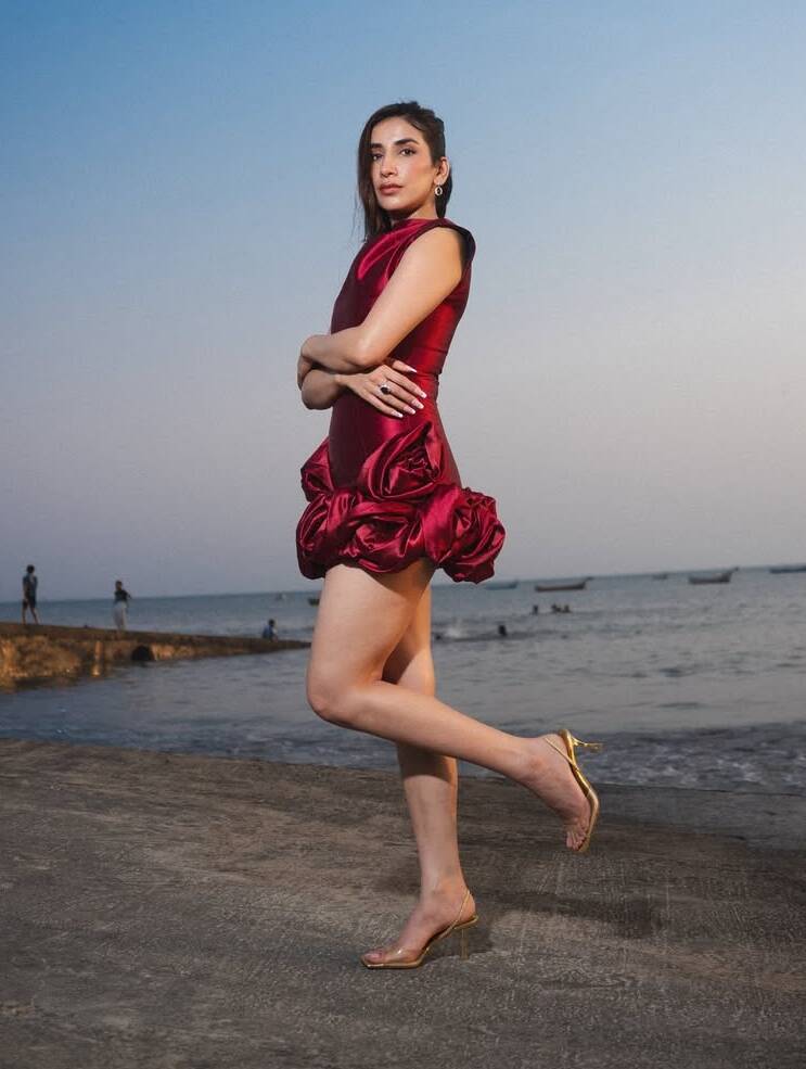 parul-gulati-enchanting-milky-hot-legs-show-in-red-frock-on-the-beach2-standard.jpg