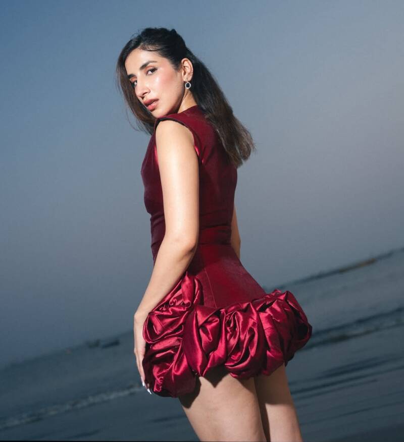 parul-gulati-enchanting-milky-hot-legs-show-in-red-frock-on-the-beach3-standard.jpg