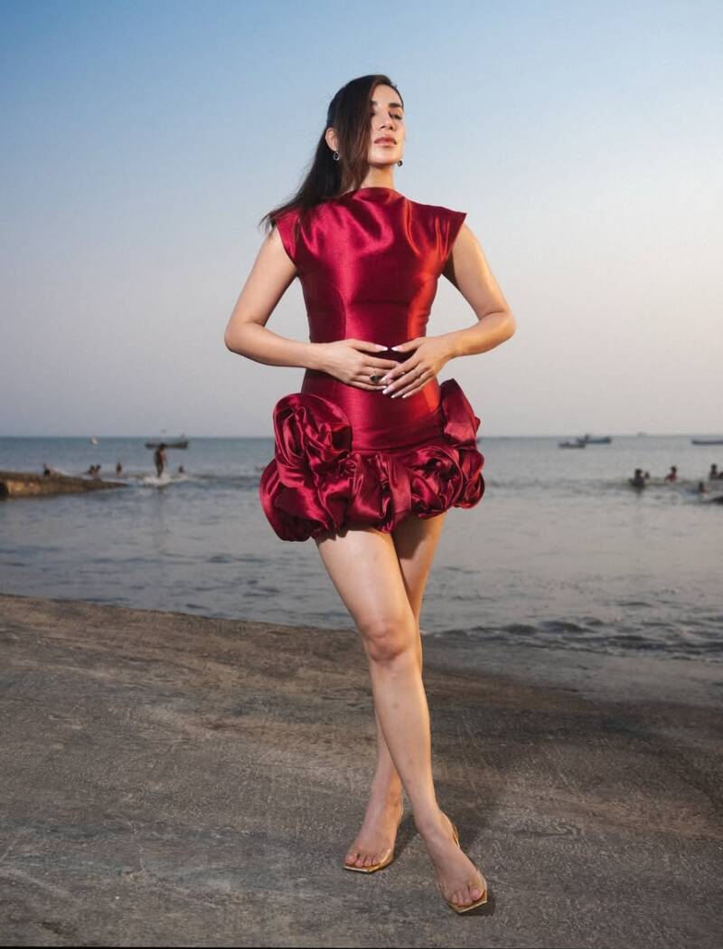 parul-gulati-enchanting-milky-hot-legs-show-in-red-frock-on-the-beach5-standard.jpg
