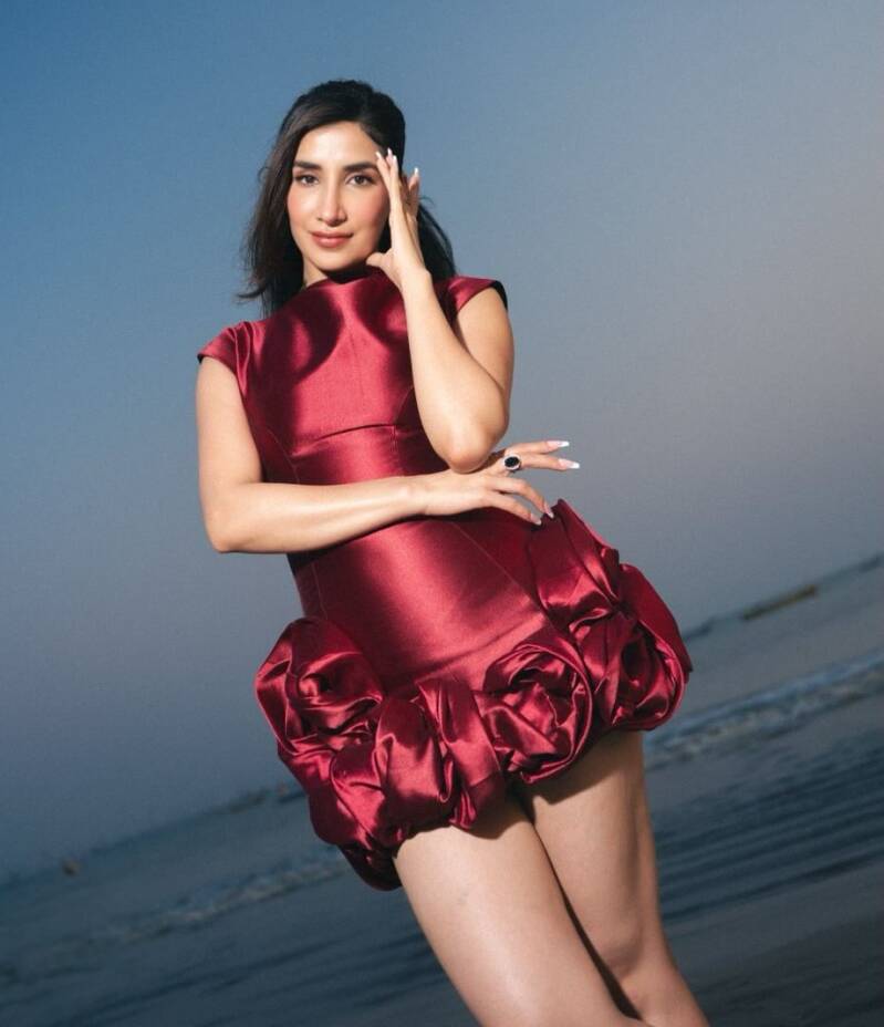 parul-gulati-smoking-hot-in-red-frock-at-gq-india-most-influential-young-indian-award-show-1-standard-4vocys.jpg