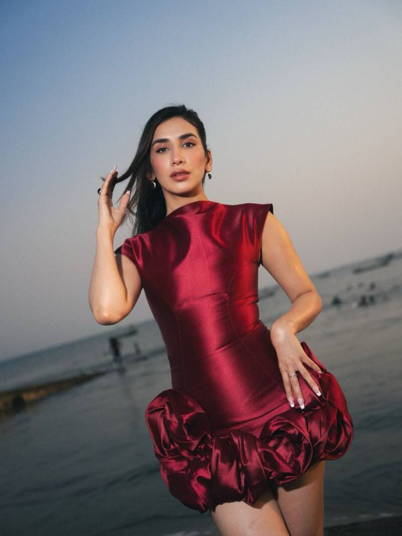 parul-gulati-smoking-hot-in-red-frock-at-gq-india-most-influential-young-indian-award-show-2-standard.jpg