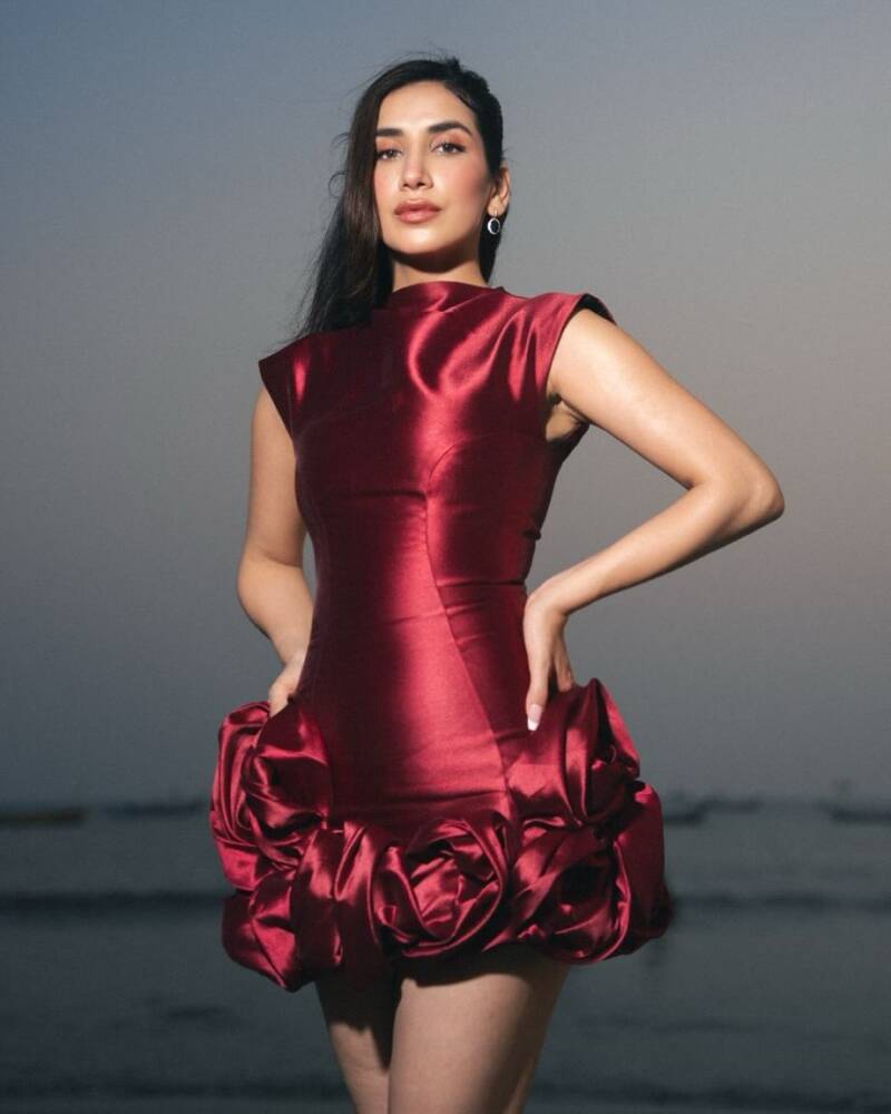 parul-gulati-smoking-hot-in-red-frock-at-gq-india-most-influential-young-indian-award-show-3-standard.jpg