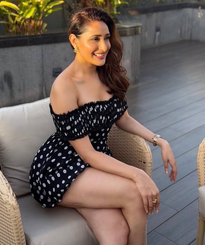 Pragya Jaiswal hot thigh sitting cross legs 