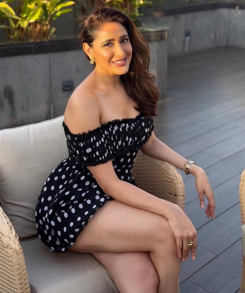 Pragya Jaiswal hot thigh sitting cross legs 2