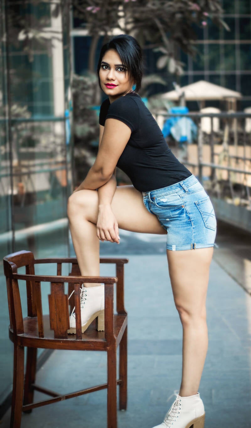 richi-shah-sexy-actress-milky-thighs-and-hot-legs-1-standard.jpg