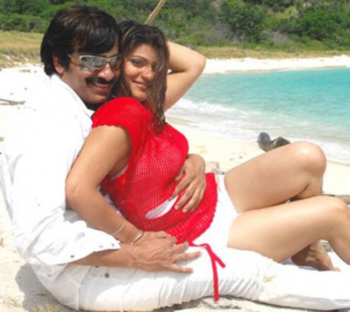 Siya Gautam and Ravi Teja romantic scene 