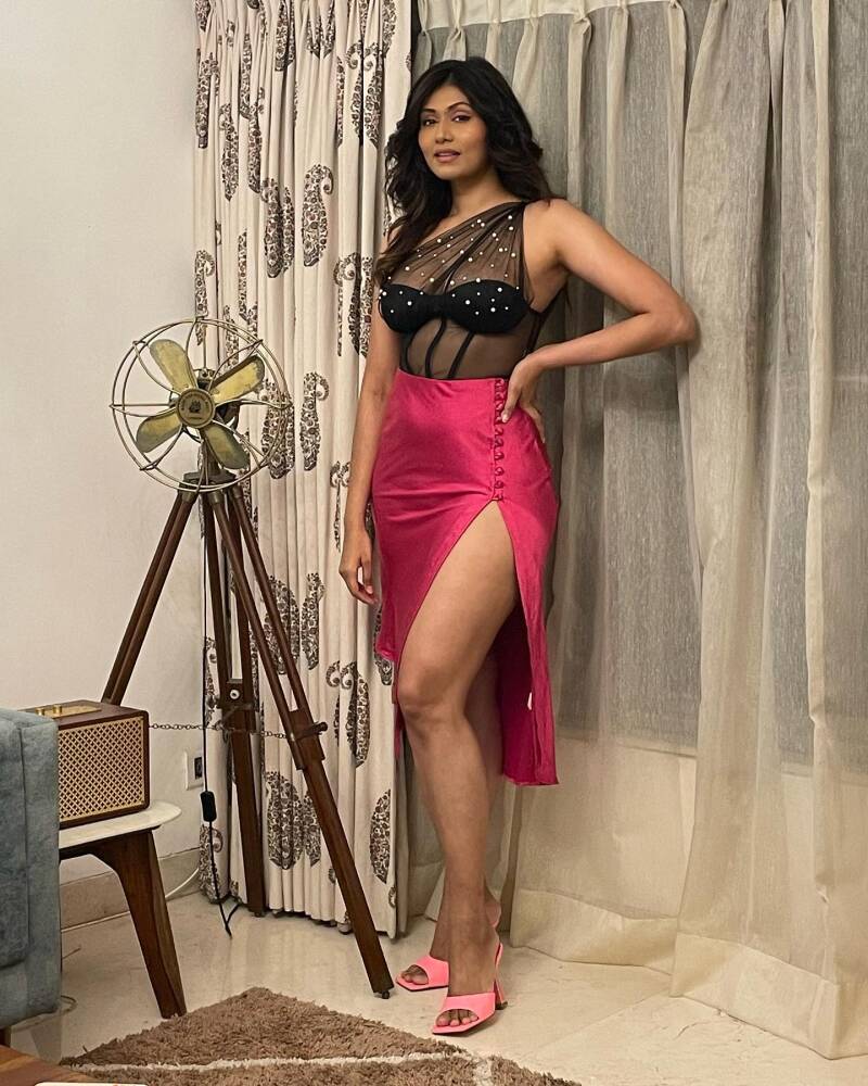 Bosslady Shruti hot legs 