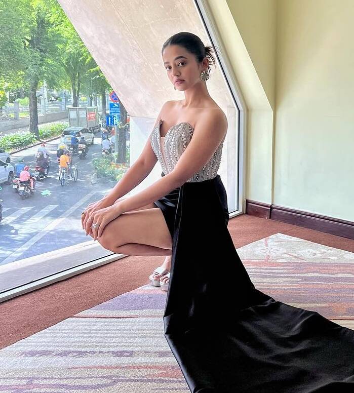 Helly Shah hot 