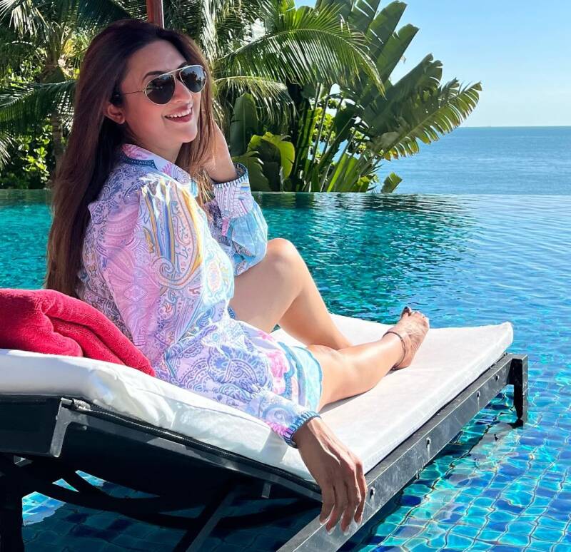 Divyanka Tripathi milky thighs hot legs 