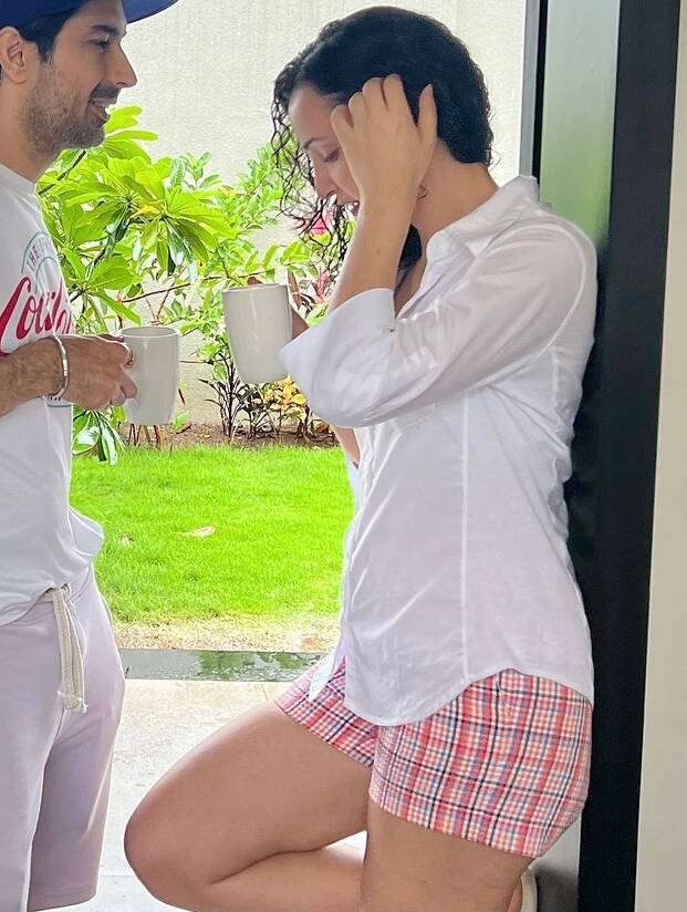 Indian tv actress Sanaya Irani hot thigh in real life hot photos 