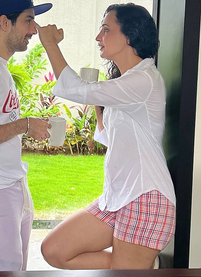 Indian tv actress Sanaya Irani hot thigh in real life hot photos 3