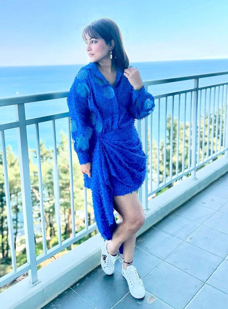 Hina Khan hot in blue dress hot thigh and beautiful legs 3