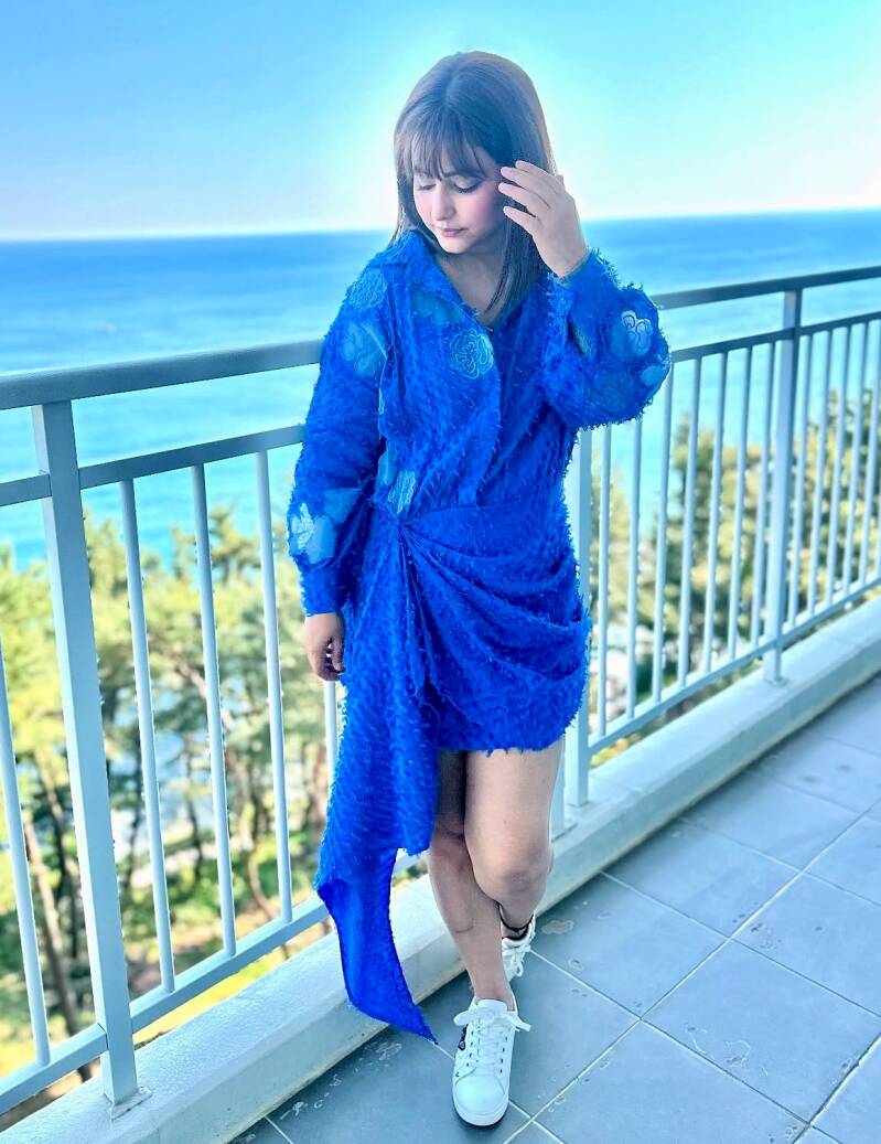 Hina Khan hot in blue dress hot thigh and beautiful legs 2