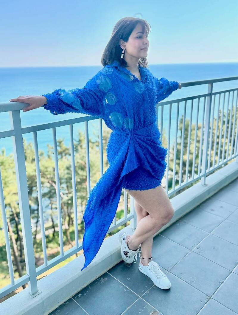 Hina Khan hot in blue dress hot thigh and beautiful legs 