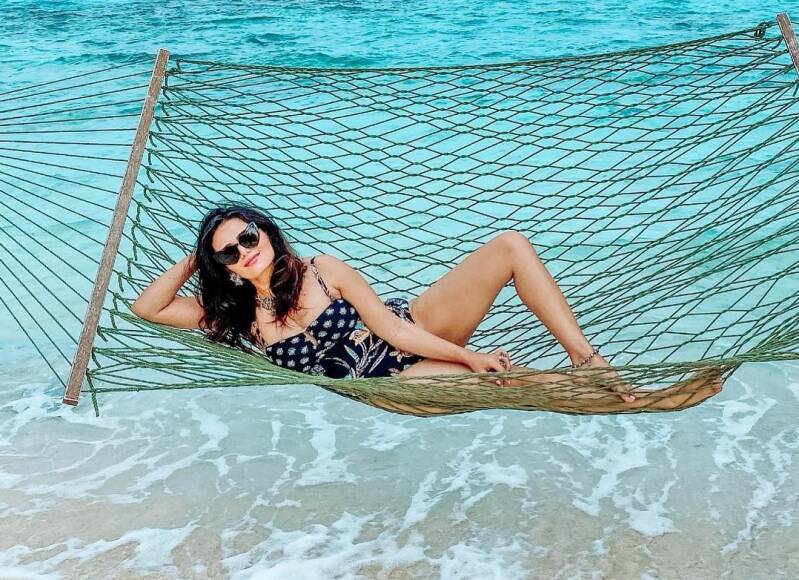 Roshni Chopra hot figure in black swimssuit in holidays3