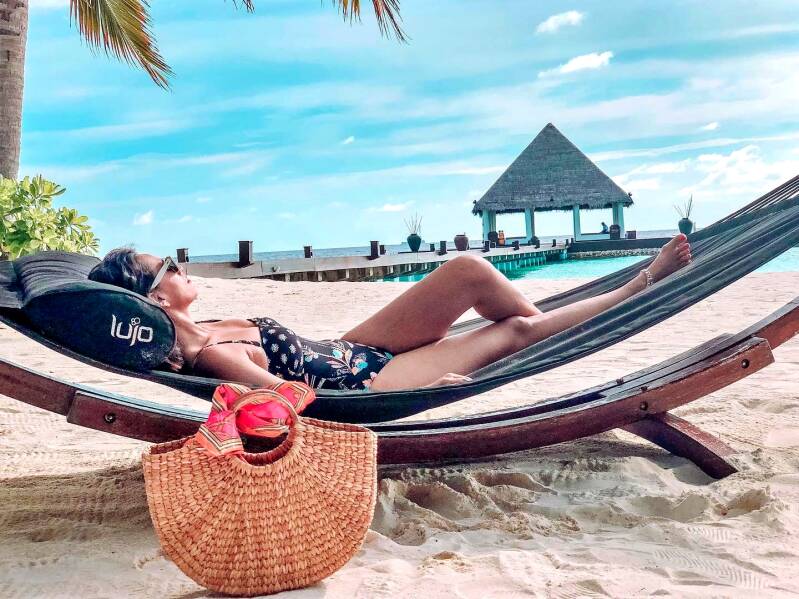 Roshni Chopra hot figure in black swimssuit in holidays4