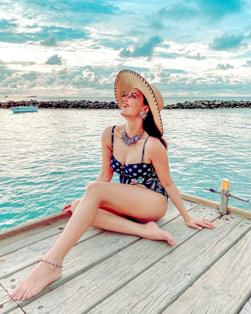 Roshni Chopra hot figure in black swimssuit in holidays1