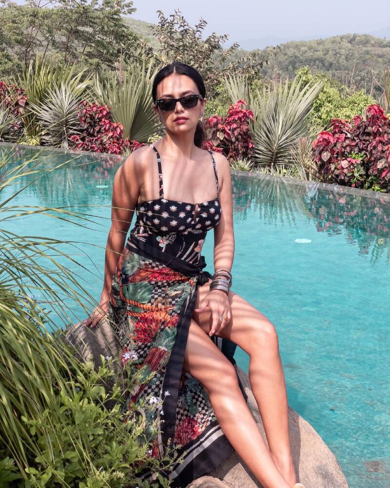 Roshni Chopra hot figure in black swimssuit in holidays5