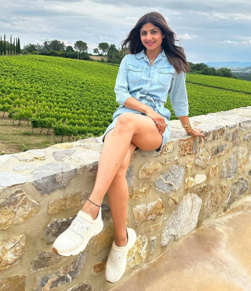 Shilpa Shetty in denim shorts hot thigh and legs show at the farm