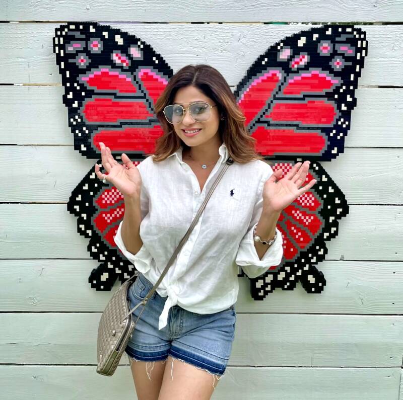 Shamita Shetty hot thigh in denim short