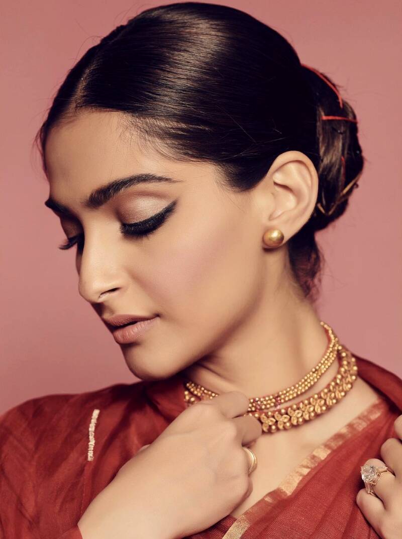 Very beautiful Sonam Kapoor face closeup