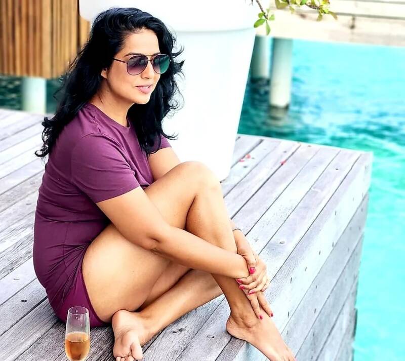 Mahi Gill flaunts her huge thigh and beautiful legs purple panties 
