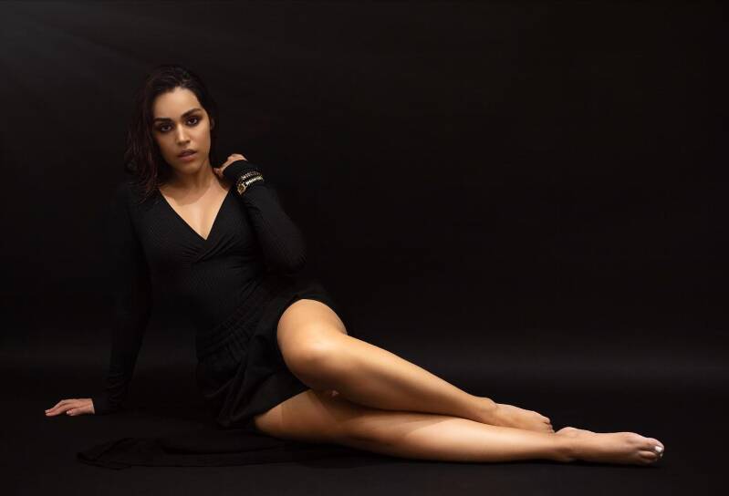 Naila Grewal hot legs and cute feet