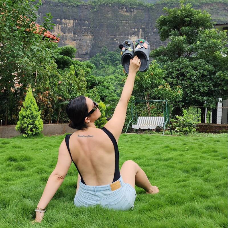 Nauheed Cyrusi hot bare back and milky thigh and hot legs 