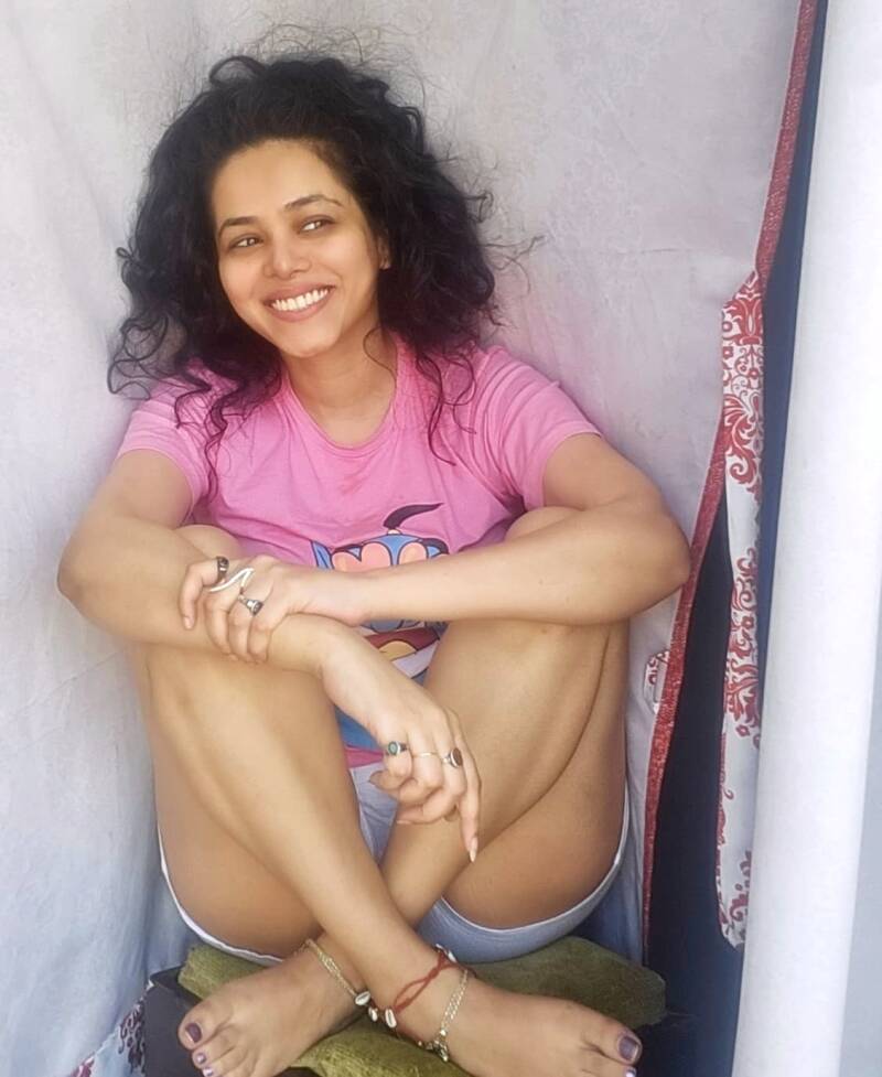 tv actress Vaishnavi Dhanraj hot inner thigh showing by sitting legs up on a stool 