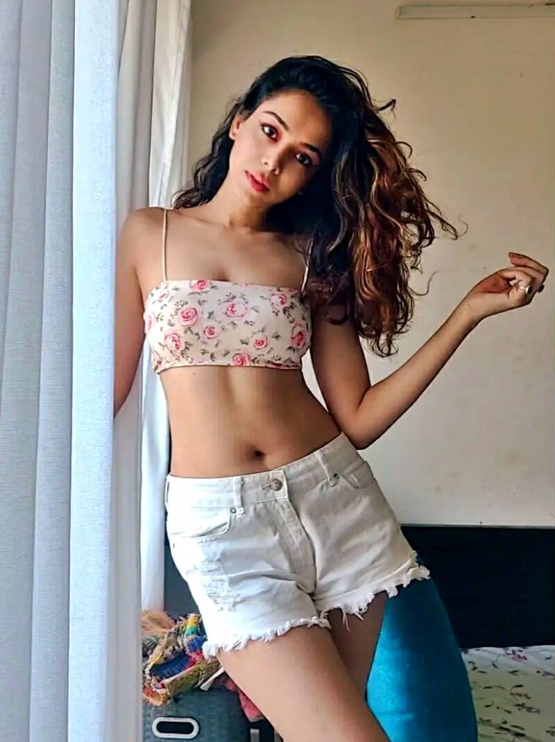 Vaishnavi Dhanraj hot navel and thigh 