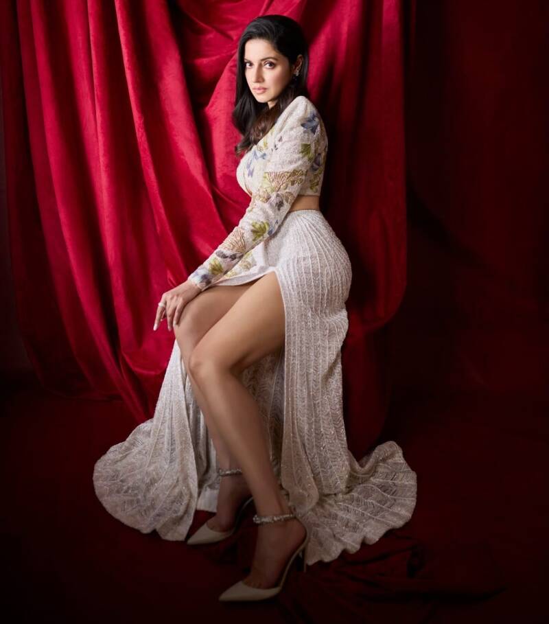 Divya Khosla Kumar's hot thigh and legs new hot photos 
