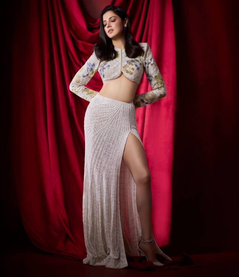 Divya Khosla Kumar hot legs in glam photoshoot 