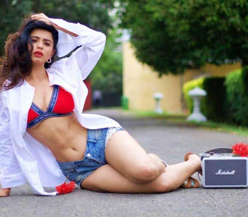 Soundarya Sharma red bra hot images