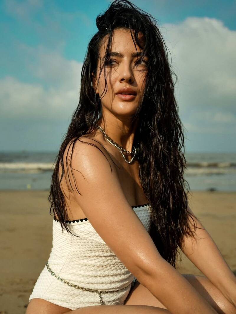 soundous-moufakir-jaw-dropping-hot-in-white-swimsuit-12-standard.jpg