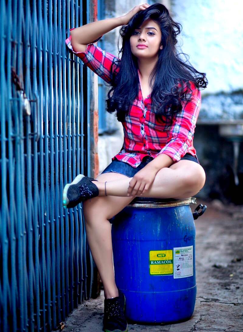 Sreemukhi in jeans shorts looking gorgieus 
