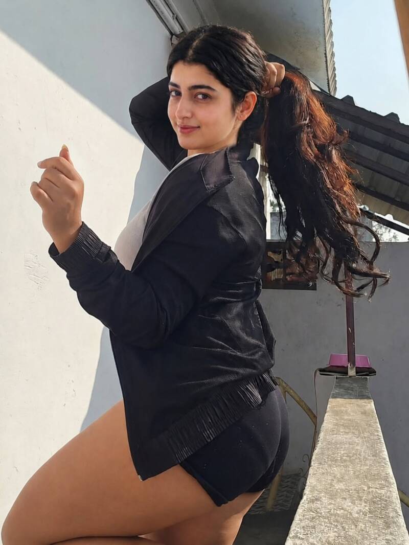 surbhi-beniwal-hot-ass-big-thighs-standard.jpg