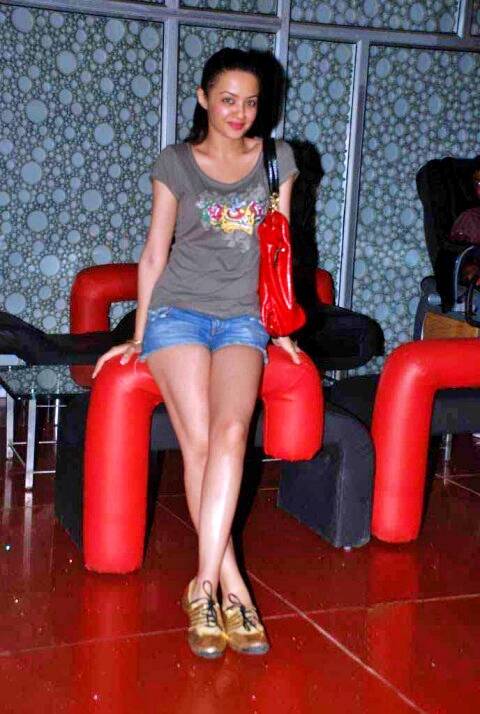 Surveen Chawla hot in tiny denim short showing milky hot legs 4
