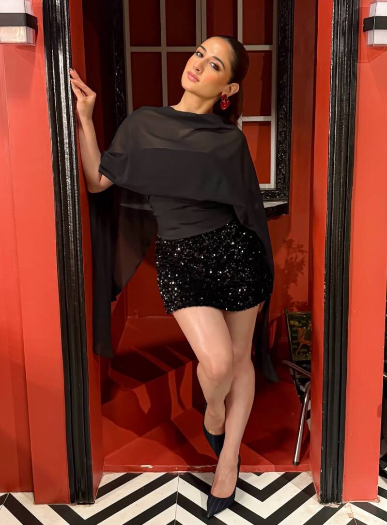 Uditi Singh hto in black mini skirt glam photos 