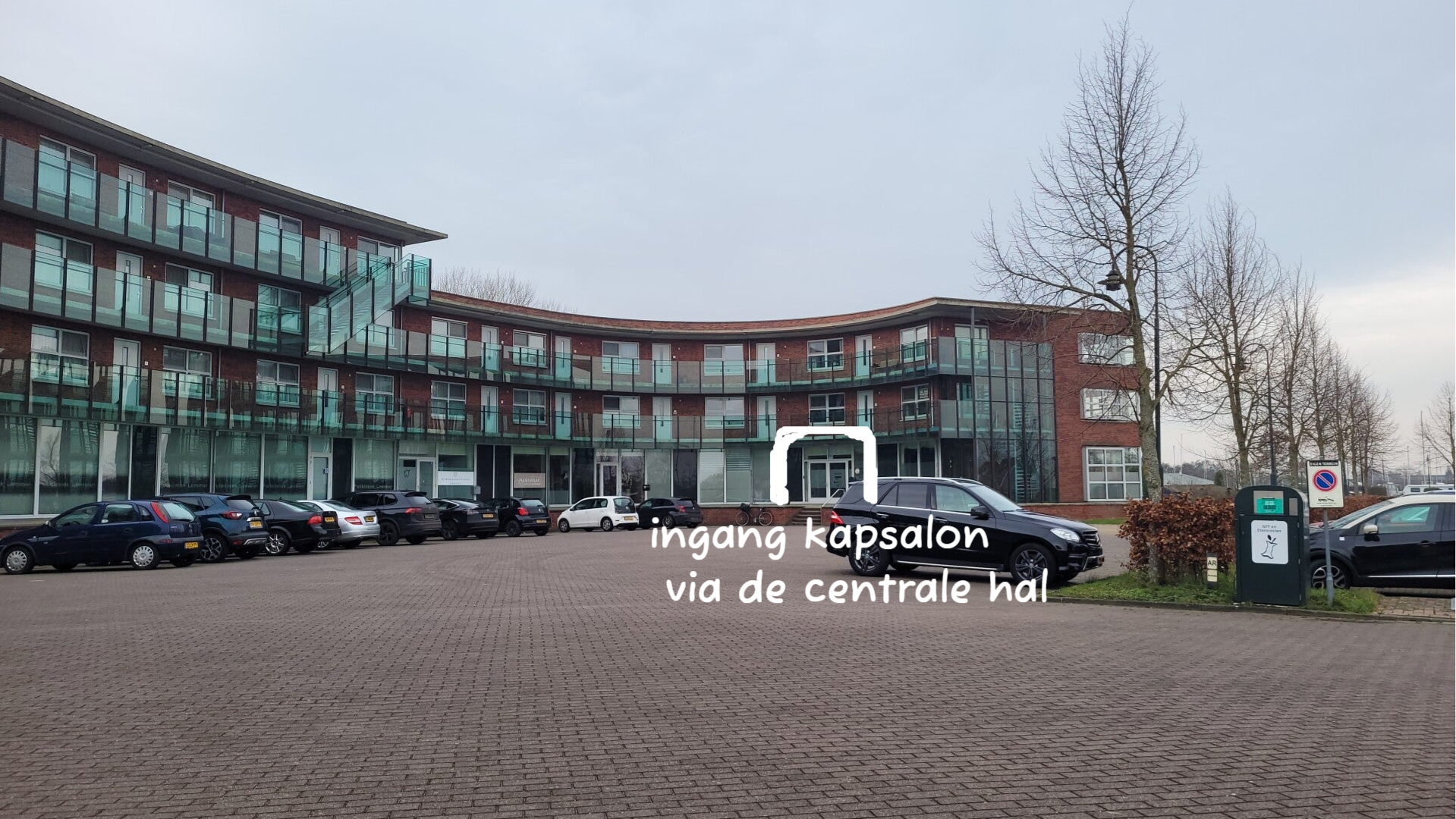 ingang kapsalon is via de centrale hal, er is een opgang voor mindervaliden, ruime parkeeraanbod voor de deur