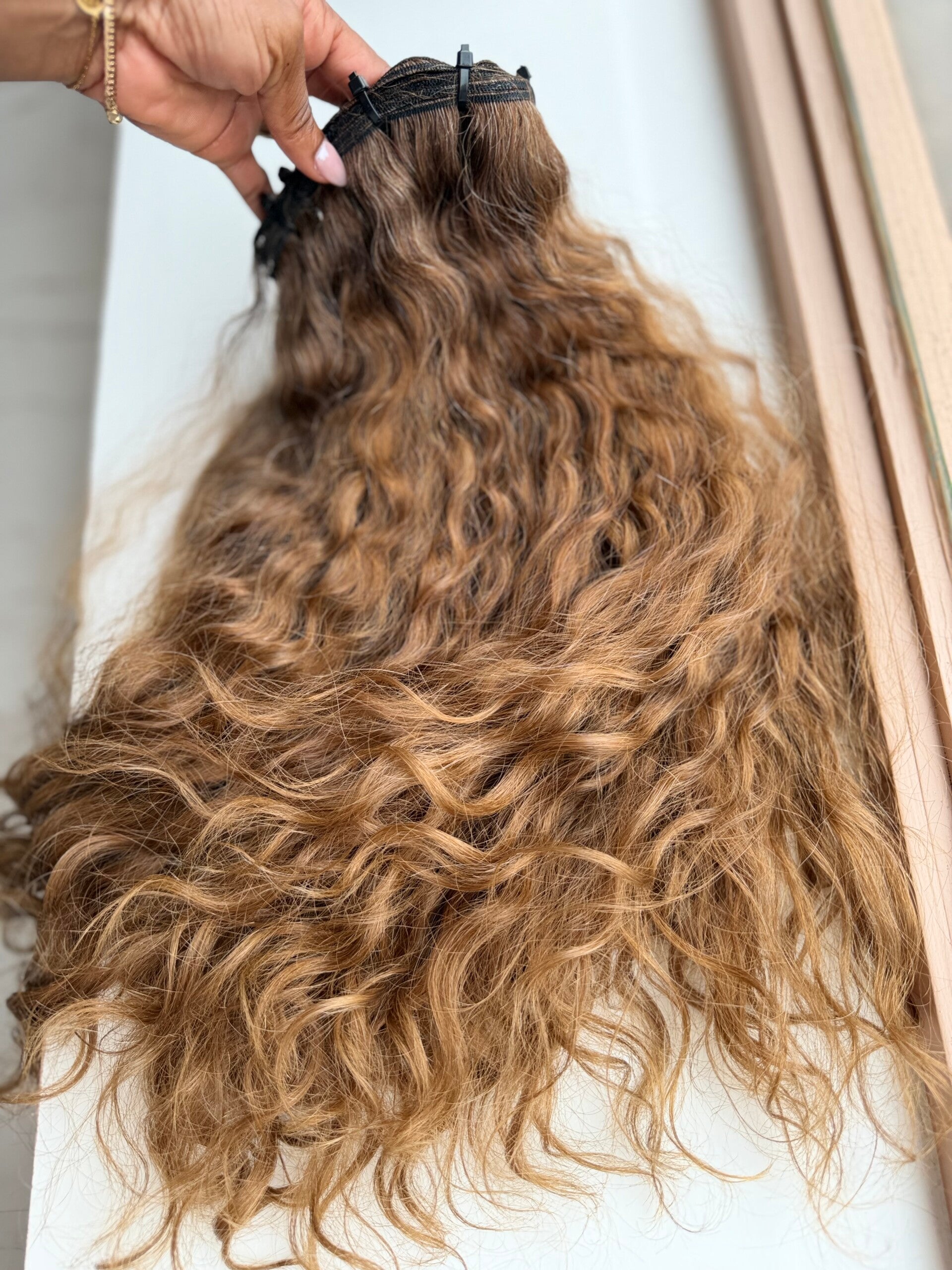 Cheveux Européens ondulés – Blond miel – 24 pouces