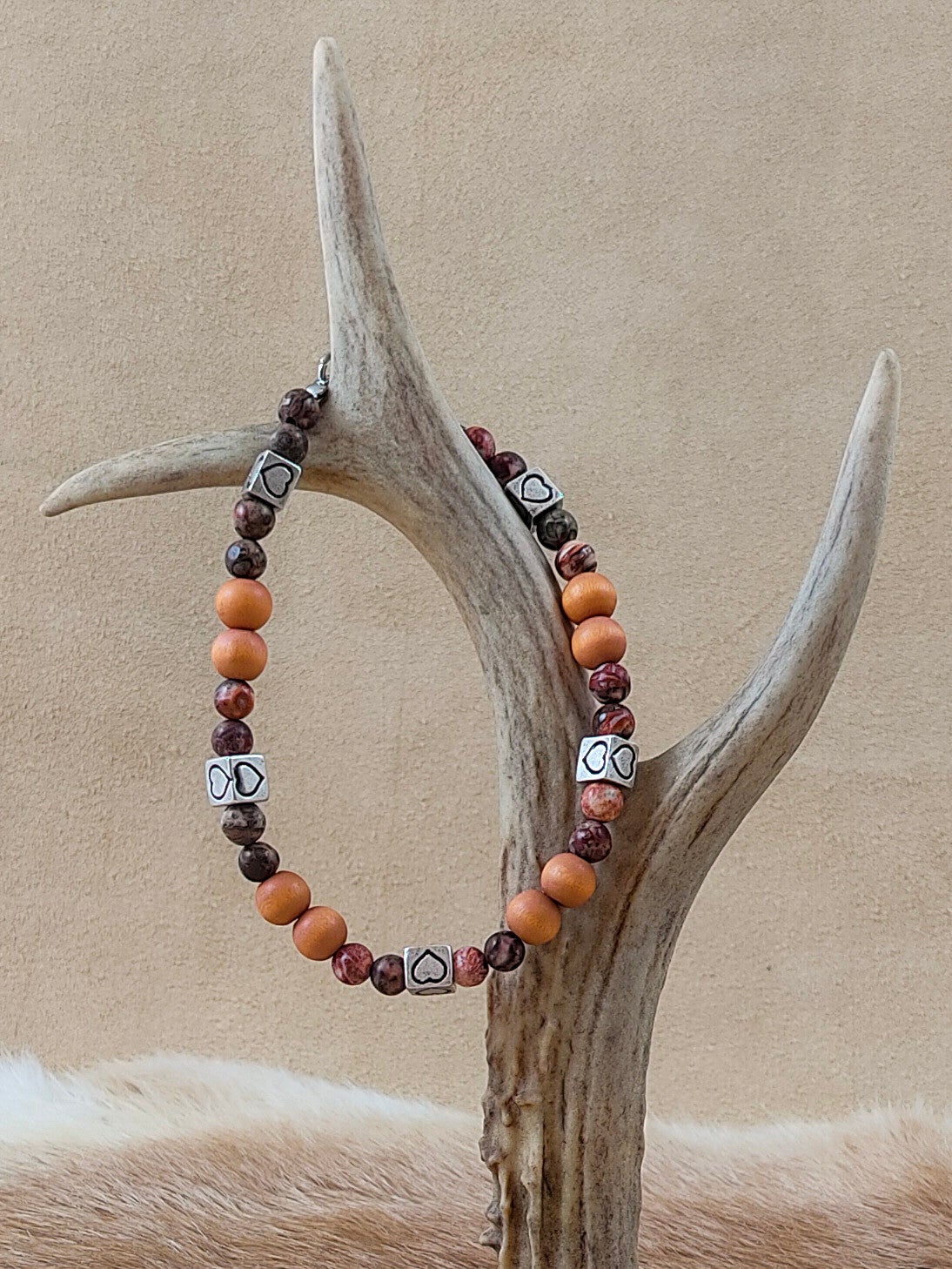 E5 Leopard Skin afgewisseld met oranje houten kraaltjes en zilverkleurige tussenzetsels