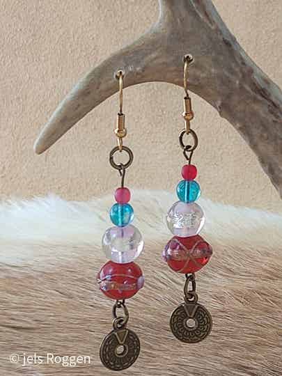 Rode bewerkte glaskraal met zon