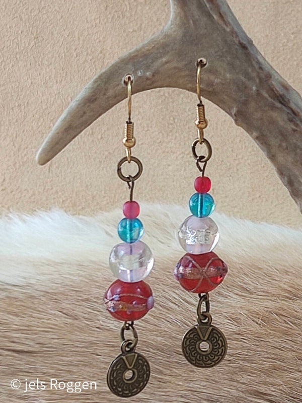 Rode bewerkte glaskraal met zon