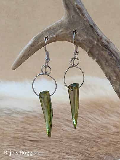 Ronde oorbellen met groene schelpen