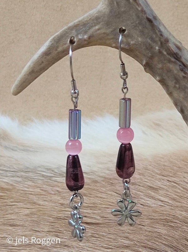 Druppelvormig paars met roze en zilverkleurige bloemetjes