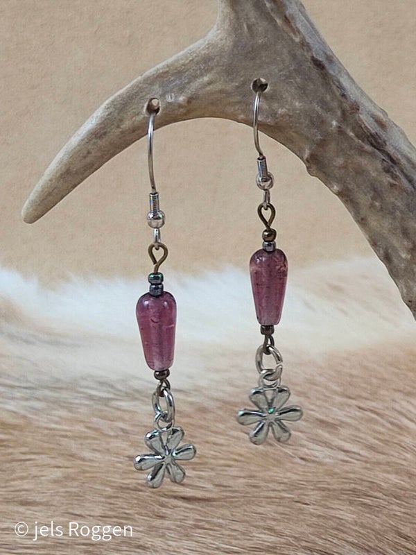 Druppelvormige paarse glaskralen met zilverkleurige bloemetjes