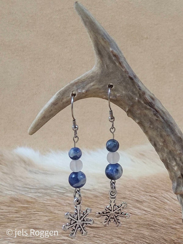 Sodaliet met zilverkleurige sneeuwvlokjes