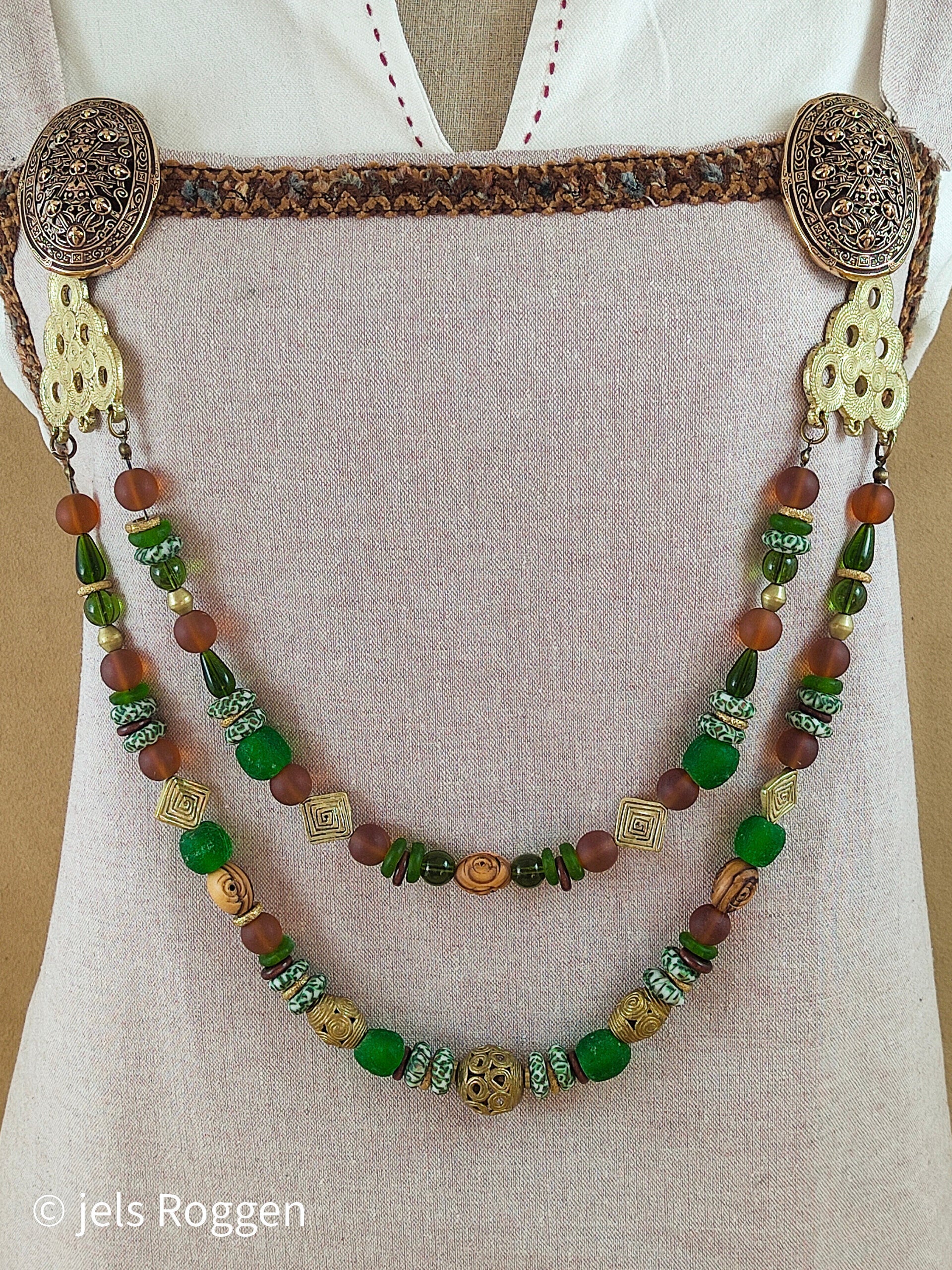 V1 Deze dubbele vikingketting bestaat uit handgemaakte glaskralen, olijf en diverse bronskleurige tussenkralen