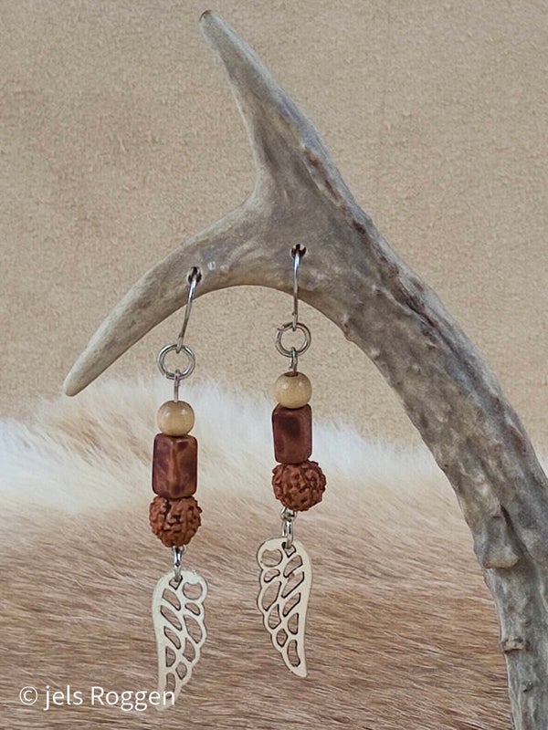 Rudraksha en zilverkleurige veren